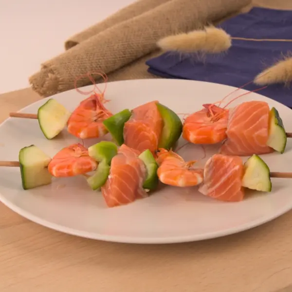 Brochettes de saumon et crevettes roses